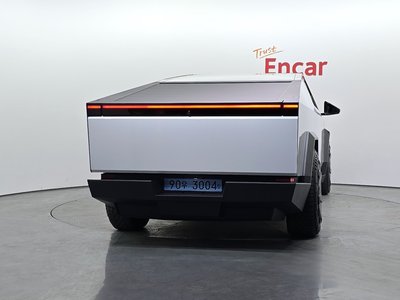 TESLA CYBERTRUCK - 4