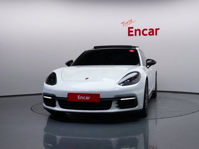 2019 Porsche PANAMERA photo 2