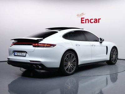 2019 Porsche PANAMERA photo 3