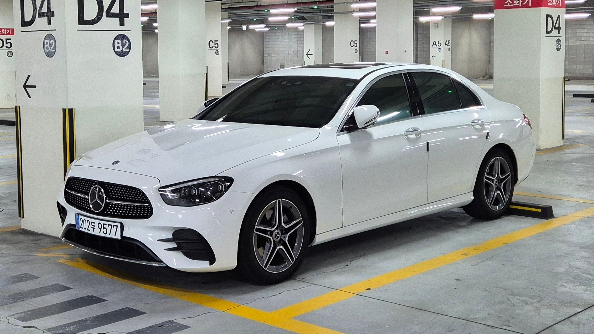 MERCEDES-BENZ E-CLASS - View 1