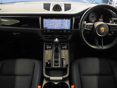 PORSCHE MACAN - 10