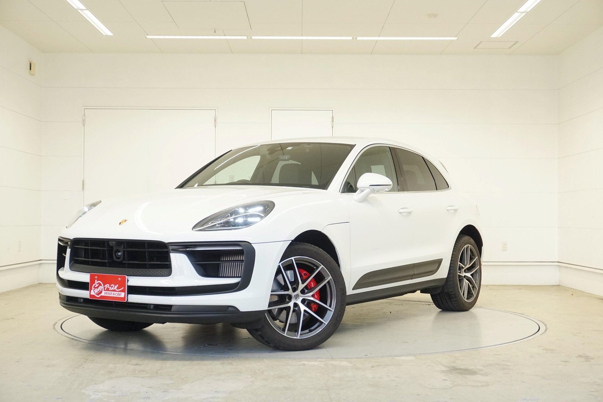 PORSCHE MACAN - View 1