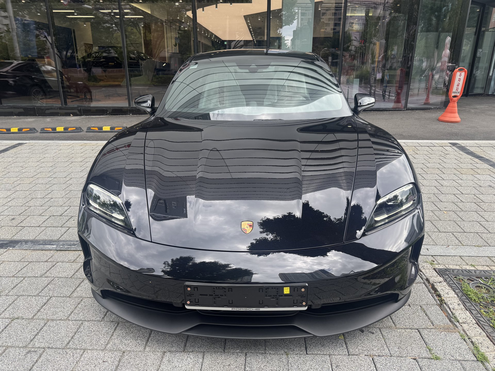 PORSCHE TAYCAN - View 1