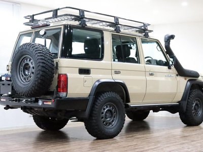 TOYOTA LAND CRUISER 70 - 8