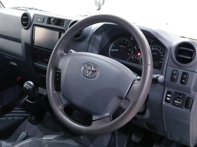 TOYOTA LAND CRUISER 70 - 10
