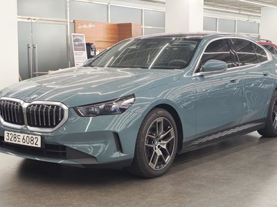 2025 BMW 5 SERIES 照片 1
