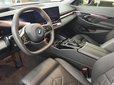 2025 BMW 5 SERIES 照片 2