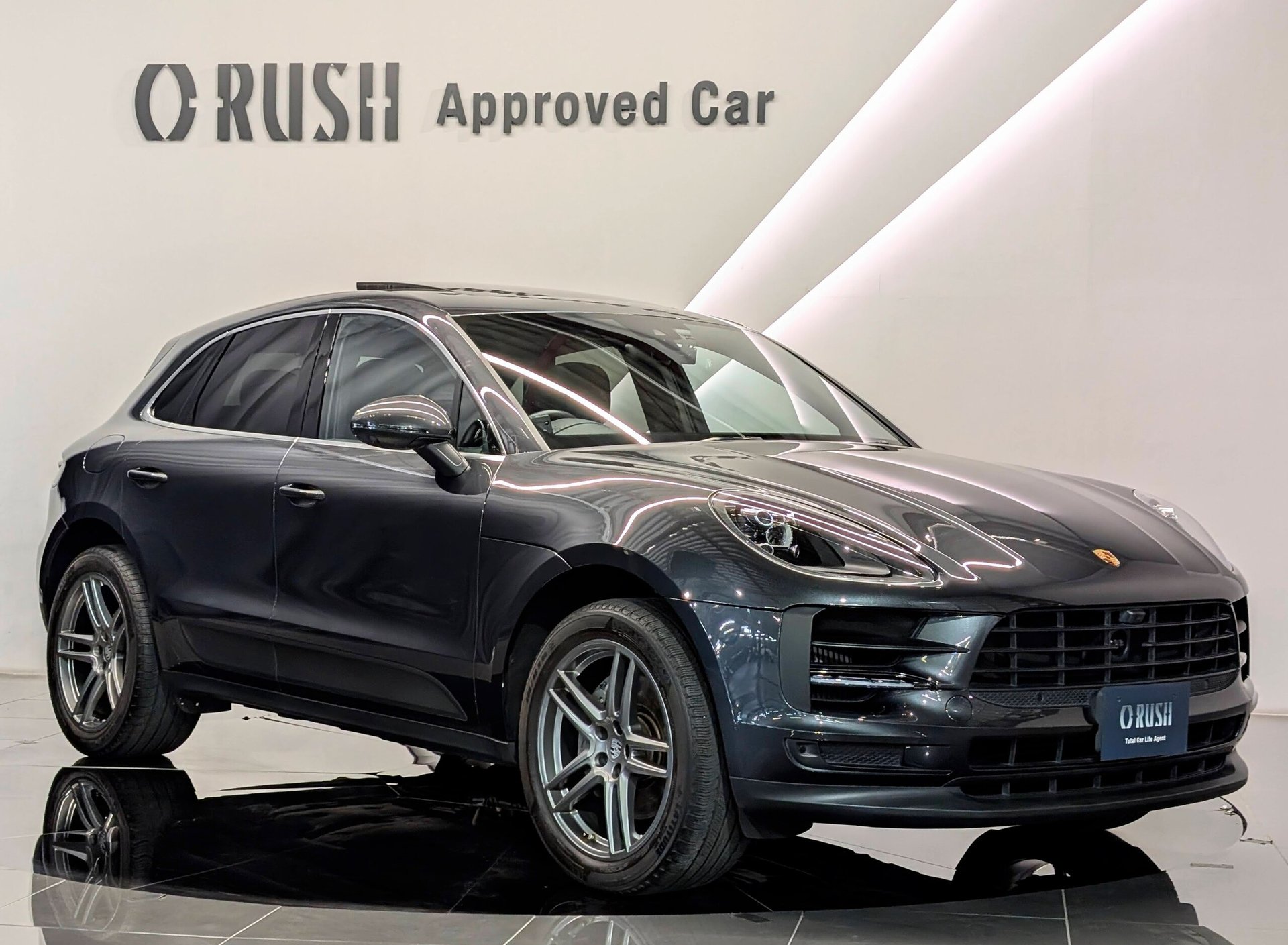 PORSCHE MACAN - View 1