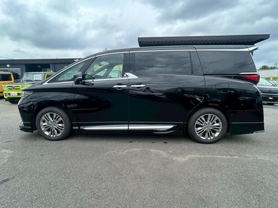 2025 Toyota ALPHARD photo 3