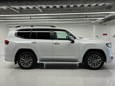 صورة مصغرة 13 لـ 2023 Toyota LAND CRUISER 300