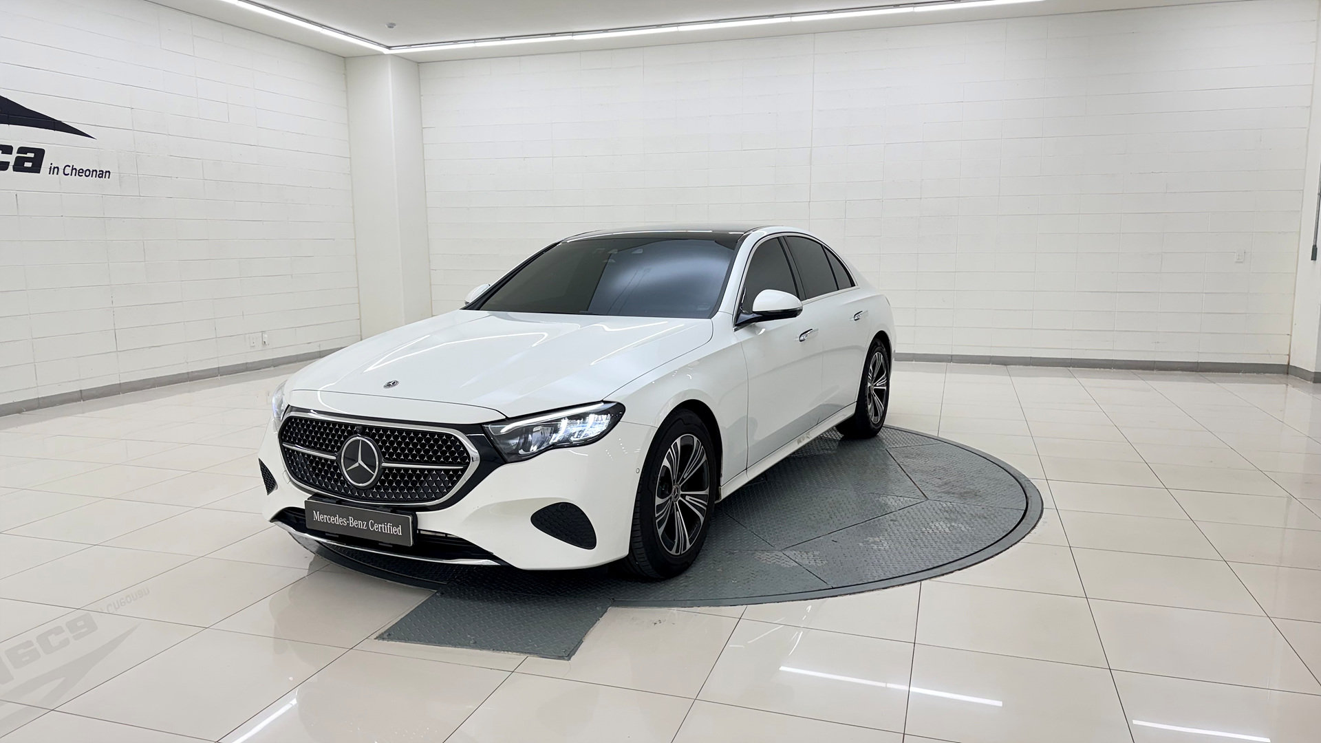 MERCEDES-BENZ E-CLASS - View 1