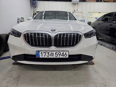 2025 BMW 5 SERIES 照片 1