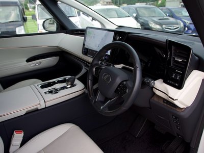 2024 Lexus LM photo 2