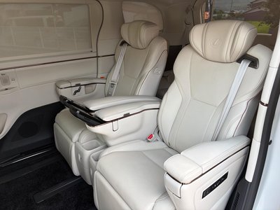 2024 Lexus LM photo 3