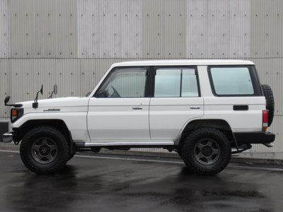 TOYOTA LAND CRUISER 70 - 6