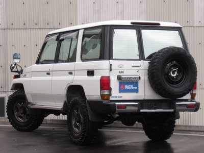 TOYOTA LAND CRUISER 70 - 9