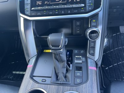 2025 Toyota LAND CRUISER 300 — миниатюра 28