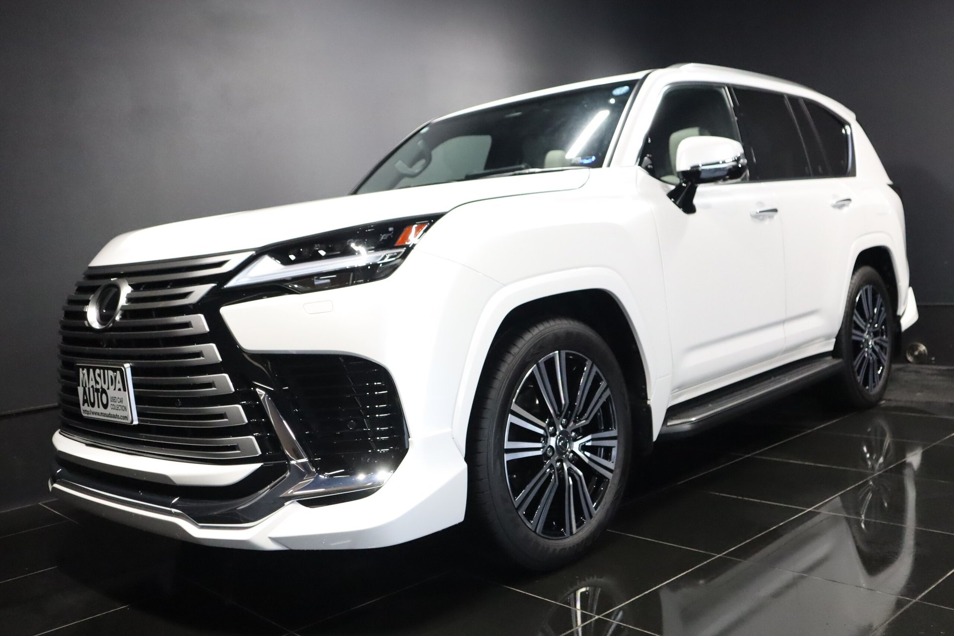 LEXUS LX - View 1