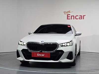2025 BMW 5 SERIES 照片 2