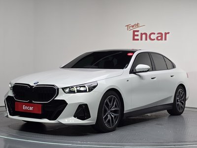 2025 BMW 5 SERIES 照片 1