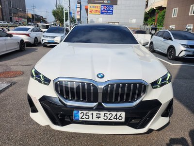 2025 BMW 5 SERIES — фото 1