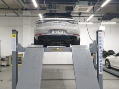 PORSCHE MACAN - 2