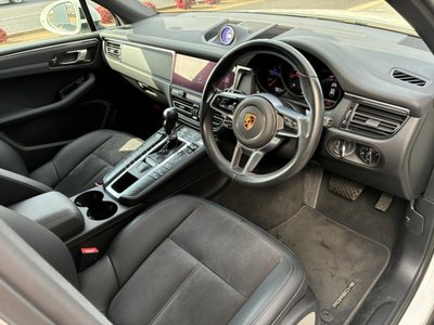 PORSCHE MACAN - 8