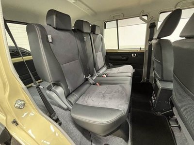 TOYOTA LAND CRUISER 70 - 6