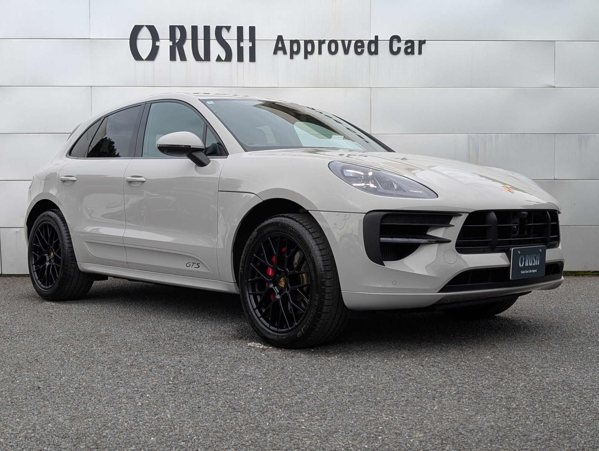 PORSCHE MACAN - View 1
