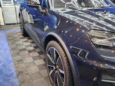 2025 Porsche MACAN photo 2