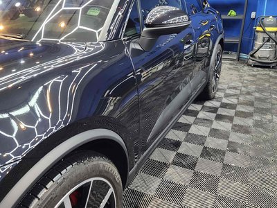 2025 Porsche MACAN photo 1