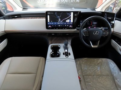 2026 LEXUS LM — фото 3