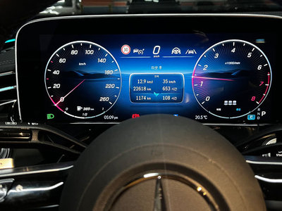 MERCEDES-BENZ E-CLASS - 8