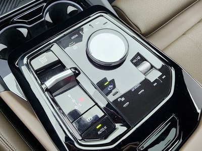 2025 BMW 5 SERIES — фото 9