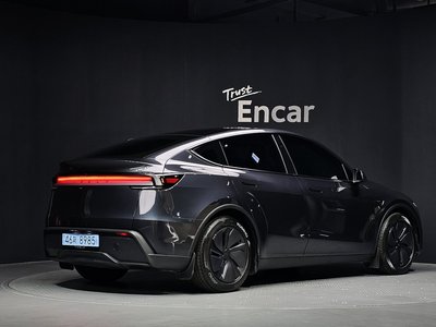 TESLA MODEL Y - 3