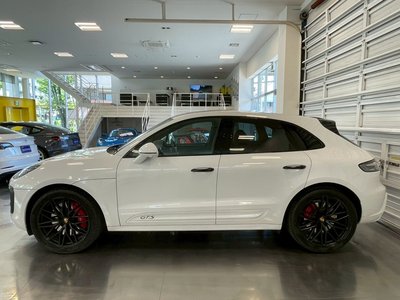 PORSCHE MACAN - 4