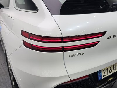 صورة 10 لـ 2023 Genesis GV70
