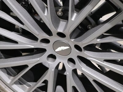 ASTON MARTIN DBX - 9