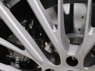 ASTON MARTIN DBX - 10