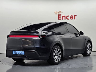 TESLA MODEL Y - 4