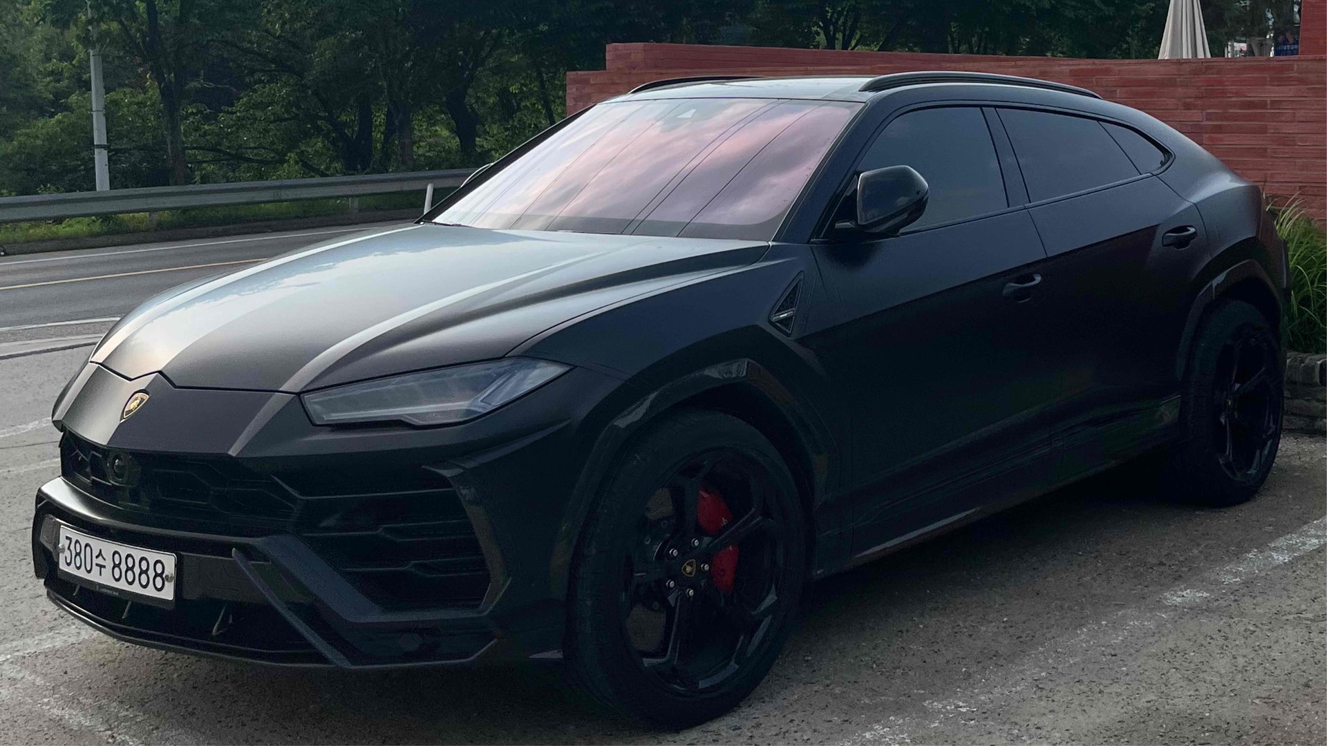 LAMBORGHINI URUS - View 1