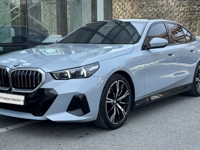 BMW 5 SERIES - 1
