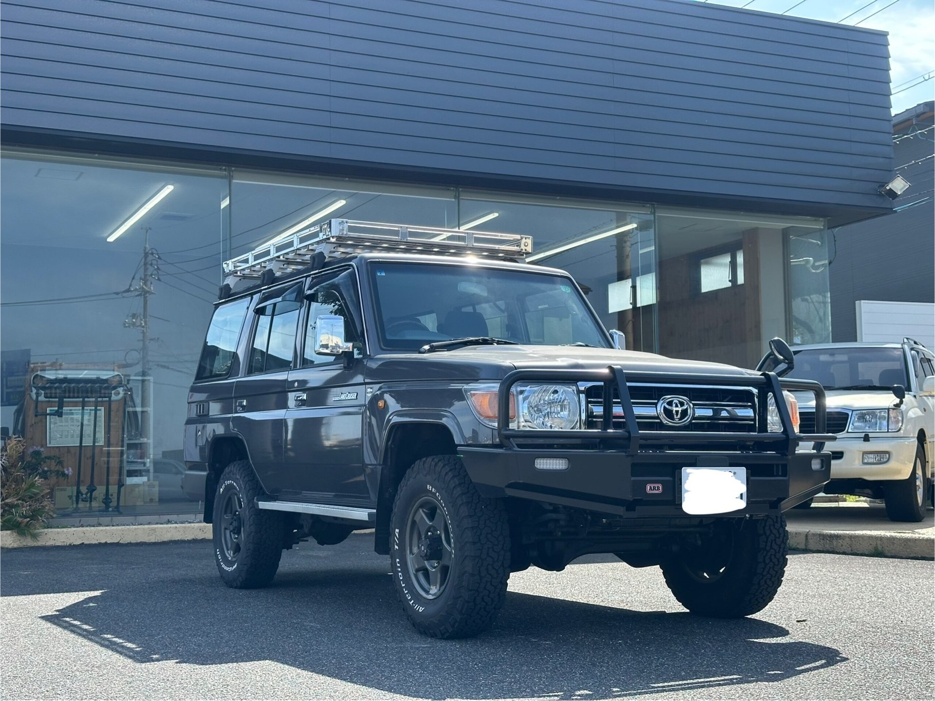 TOYOTA LAND CRUISER 70 - View 1