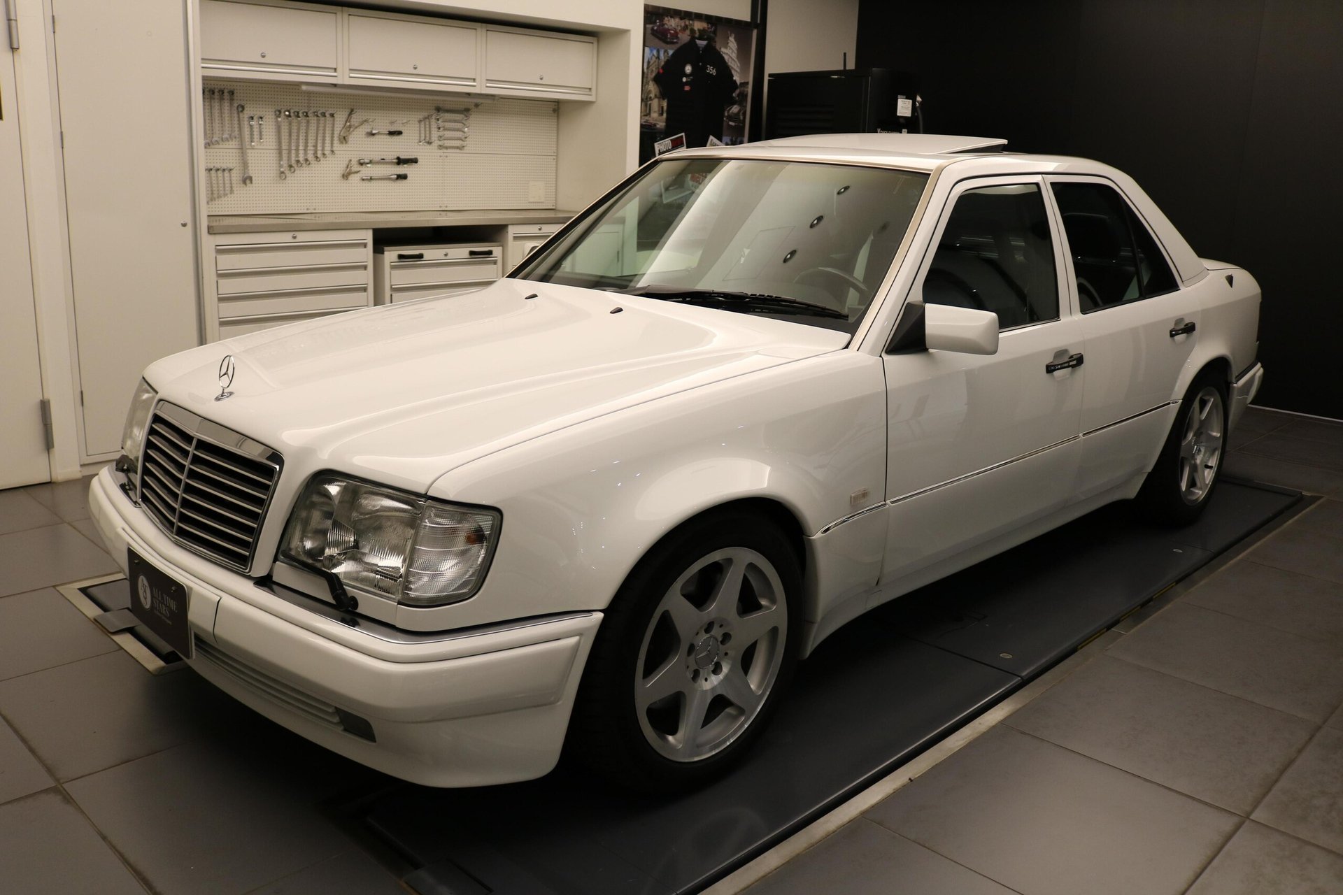 MERCEDES-BENZ E-CLASS - View 1