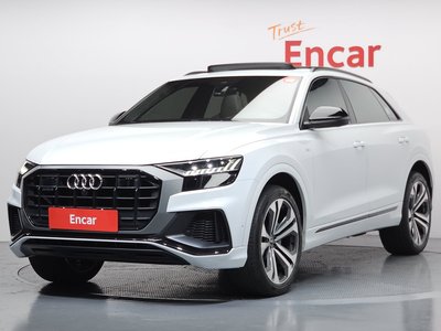AUDI Q8 - 1