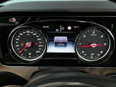 MERCEDES-BENZ E-CLASS - 8