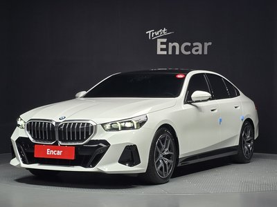 2025 BMW 5 SERIES 照片 1