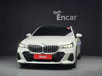 2025 BMW 5 SERIES 照片 2