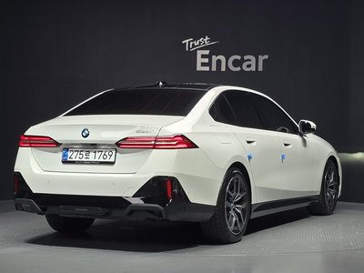 2025 BMW 5 SERIES 照片 4