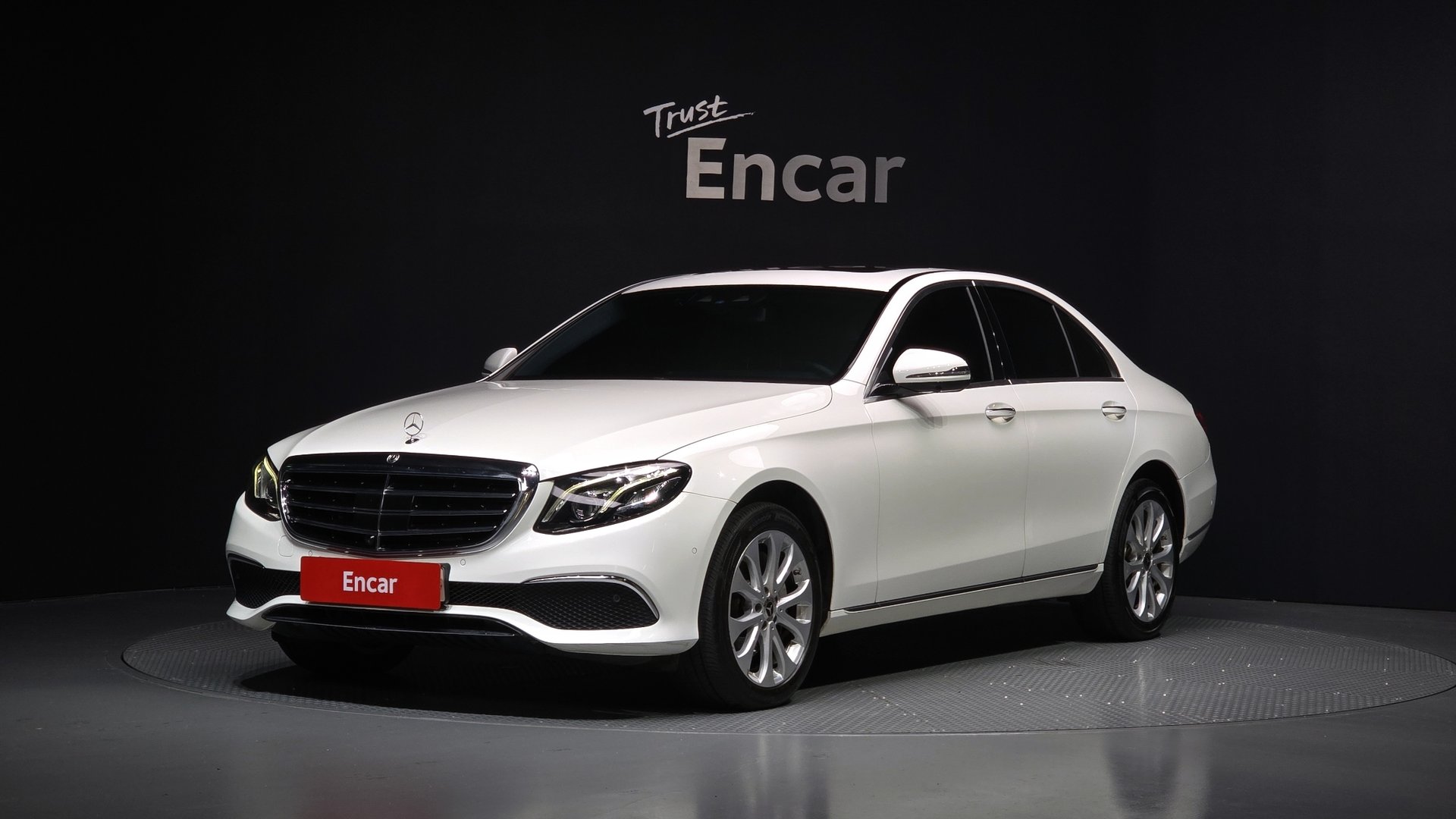 MERCEDES-BENZ E-CLASS - View 1